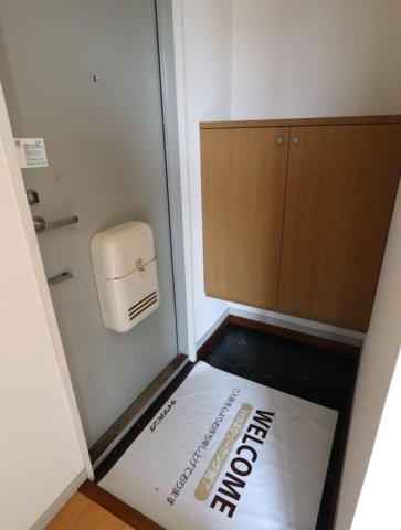 玄関　※同タイプの部屋写真です