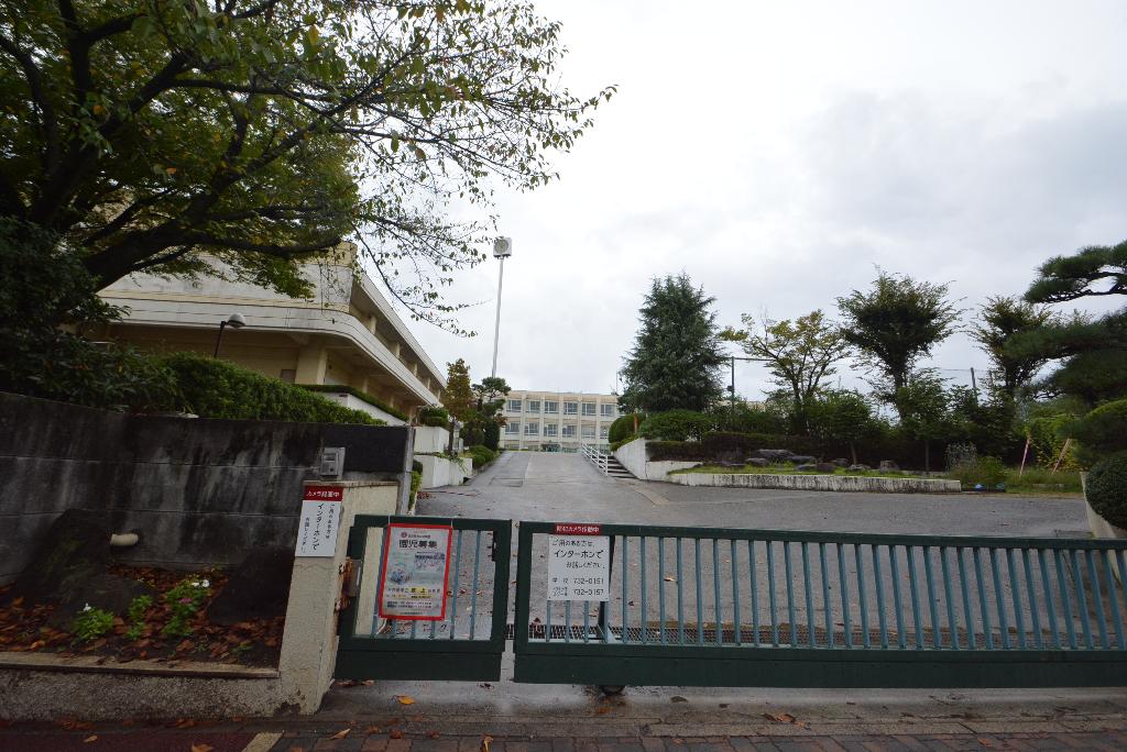 小学校　名古屋市立鶴舞小学校（小学校）まで439m