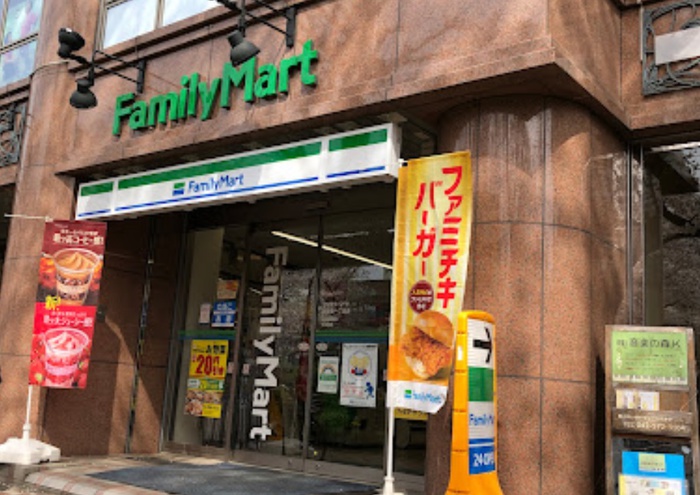 コンビニ　ファミリーマート（コンビニ）まで132m