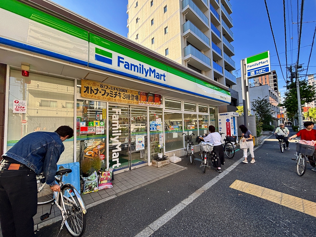 コンビニ　ファミリーマート中野本町五丁目店（コンビニ）まで257m