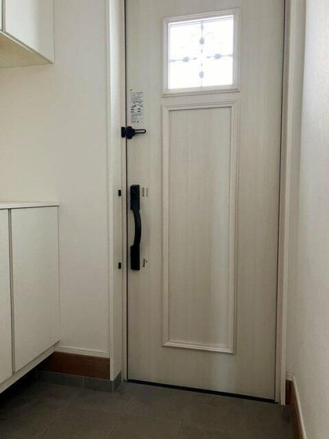 下小田中戸建の玄関写真