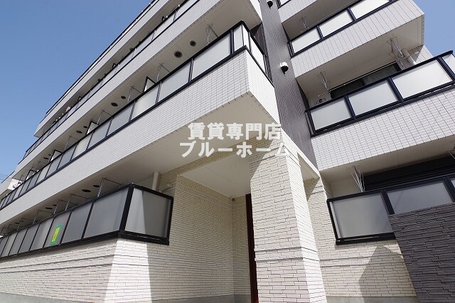 建物外観　白色が基調の綺麗なマンションです！