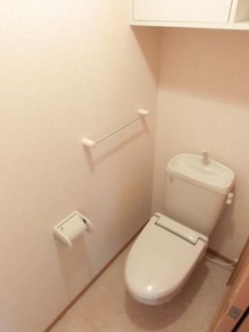 トイレ　上部に棚もあり