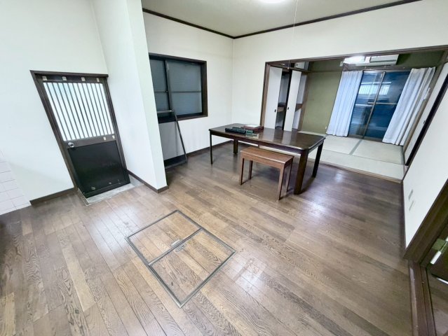 羽曳が丘西4丁目戸建ての居間写真