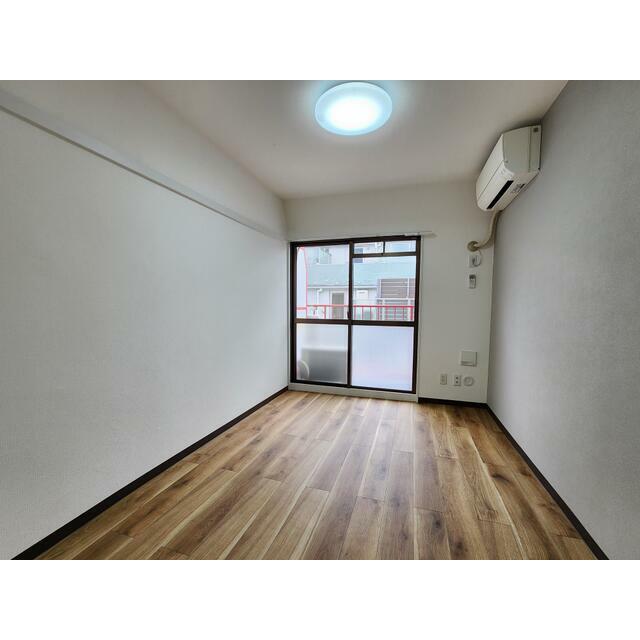 居室・リビング　床材はフロアタイル貼り