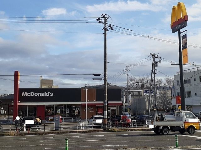 飲食店　マクドナルド4号線入江町店（飲食店）まで750m