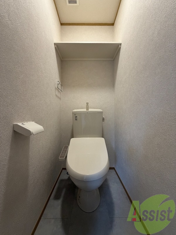 トイレ　温水洗浄便座付きトイレになります。上には収納もあります。