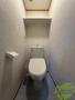 トイレ　温水洗浄便座付きトイレになります。上には収納もあります。