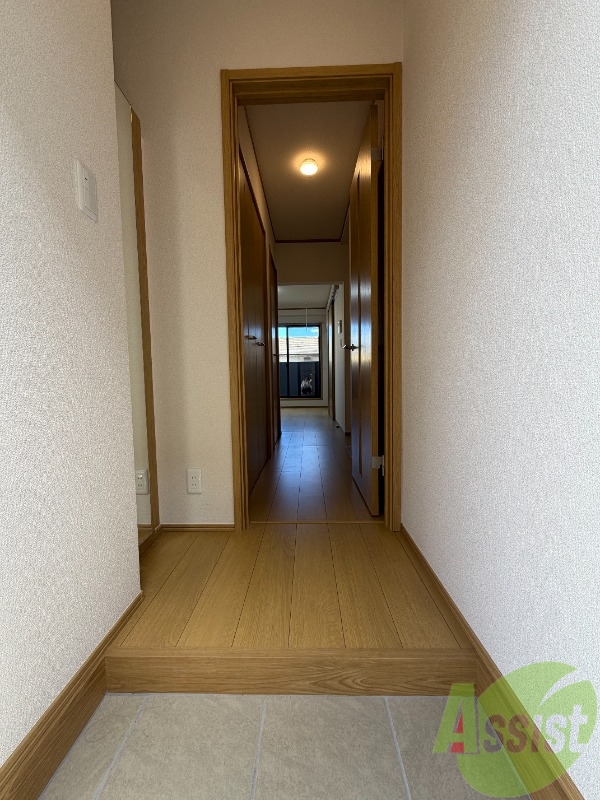 玄関　玄関の写真になります。広々としていて靴の着脱がし易そうですね
