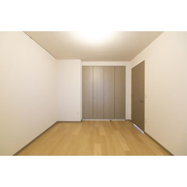 その他部屋・スペース　開放的な寝室です