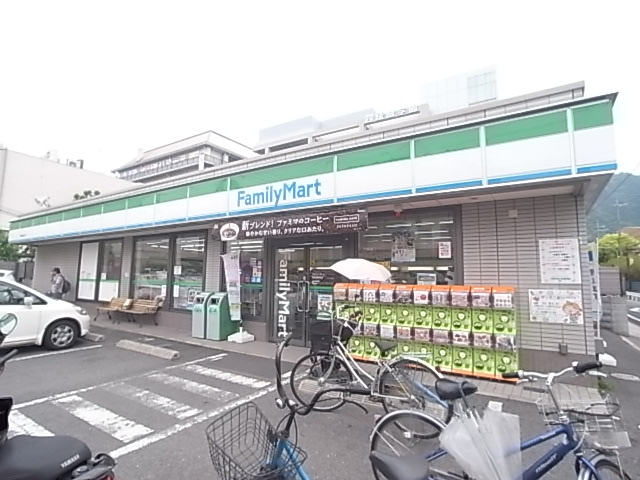 コンビニ　ファミリーマート　四条畷駅前店（コンビニ）まで559m