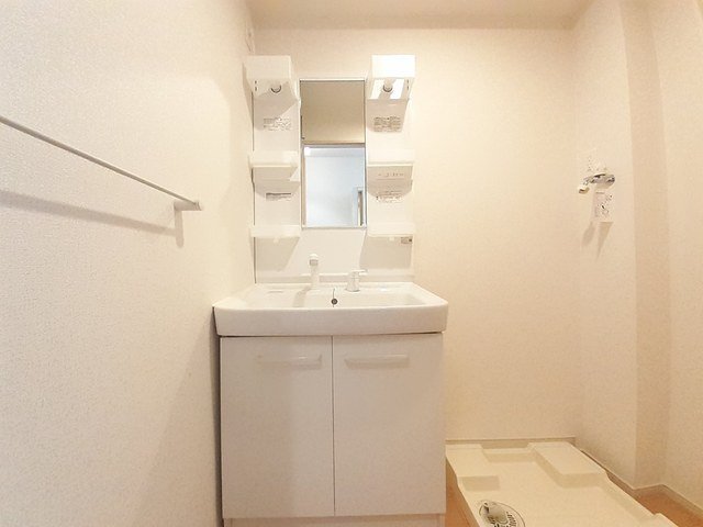 洗面設備　明るい洗面所です