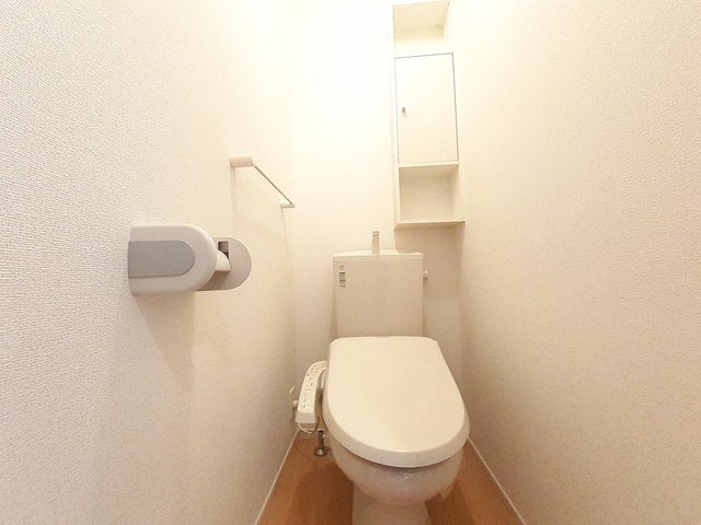 トイレ　落ち着いた色調のトイレです
