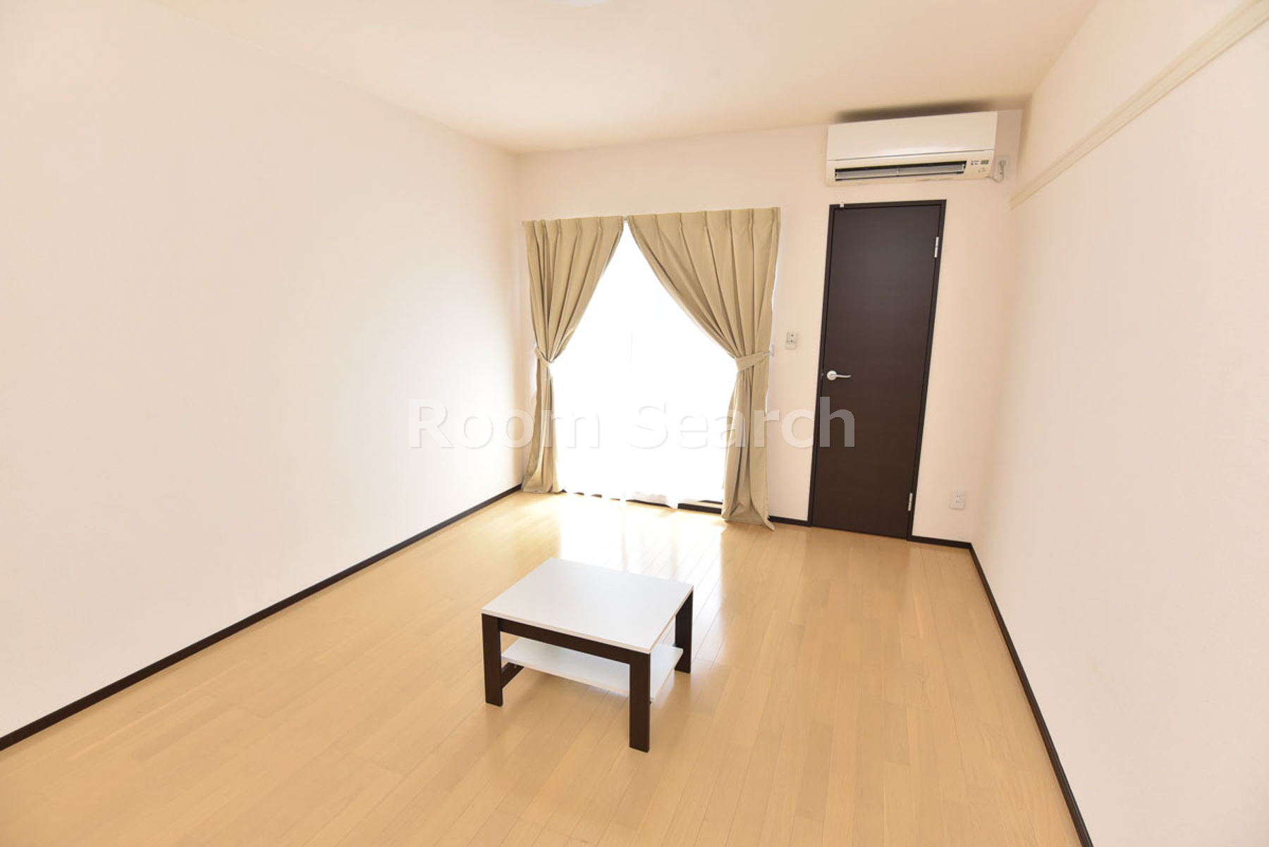 居室・リビング　テレビ、カーテン、エアコン、照明付き