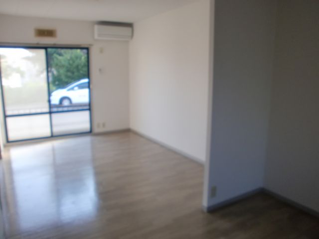 その他部屋・スペース　日の光が部屋の奥までさして明るい室内