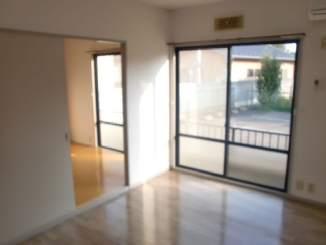 居室・リビング　引戸を開ければ風通しよく気持ちいいです。