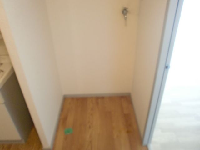 その他部屋・スペース　一般的な全自動洗濯機がスッポリ入るスペース