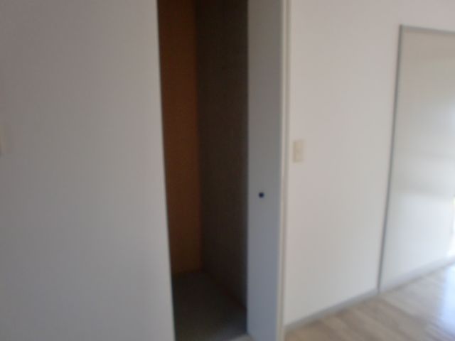 収納　デッドスペースの収納で掃除道具いれに便利