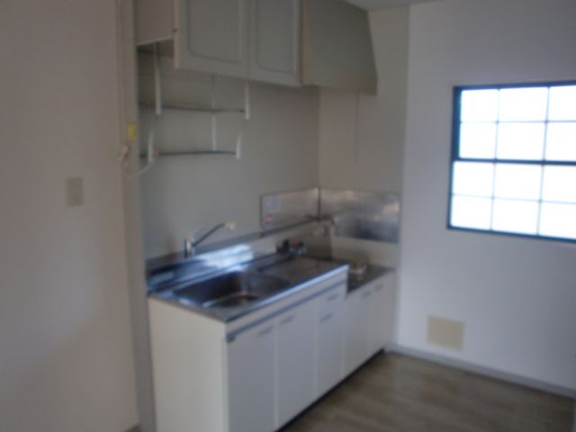 キッチン　窓が付いているので換気しやすく明るいキッチン