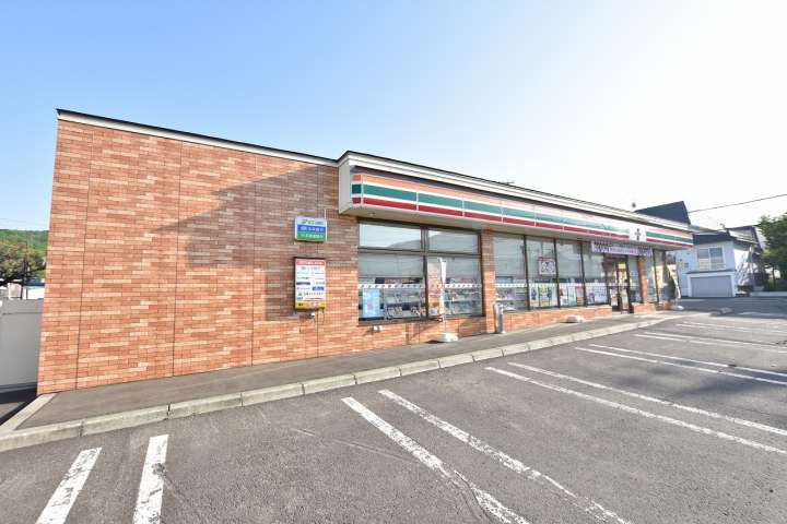 コンビニ　セブンイレブン（コンビニ）まで300m