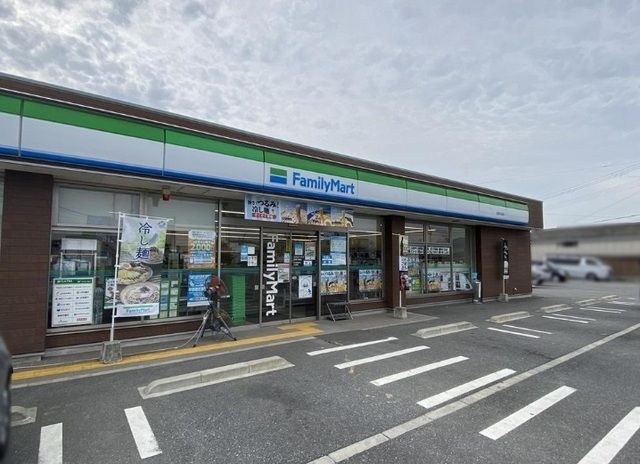 コンビニ　ファミリーマート加東木梨店（コンビニ）まで600m