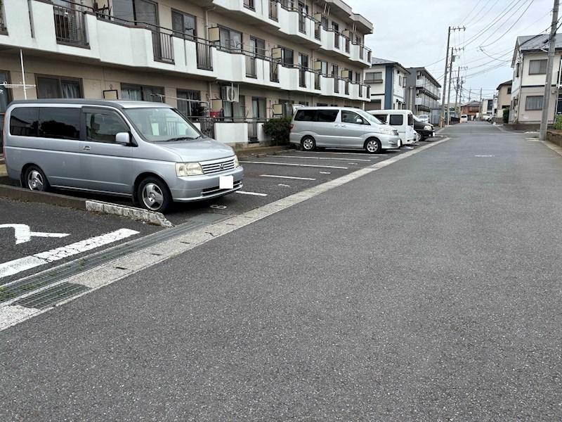 【平和マンションの駐車場】