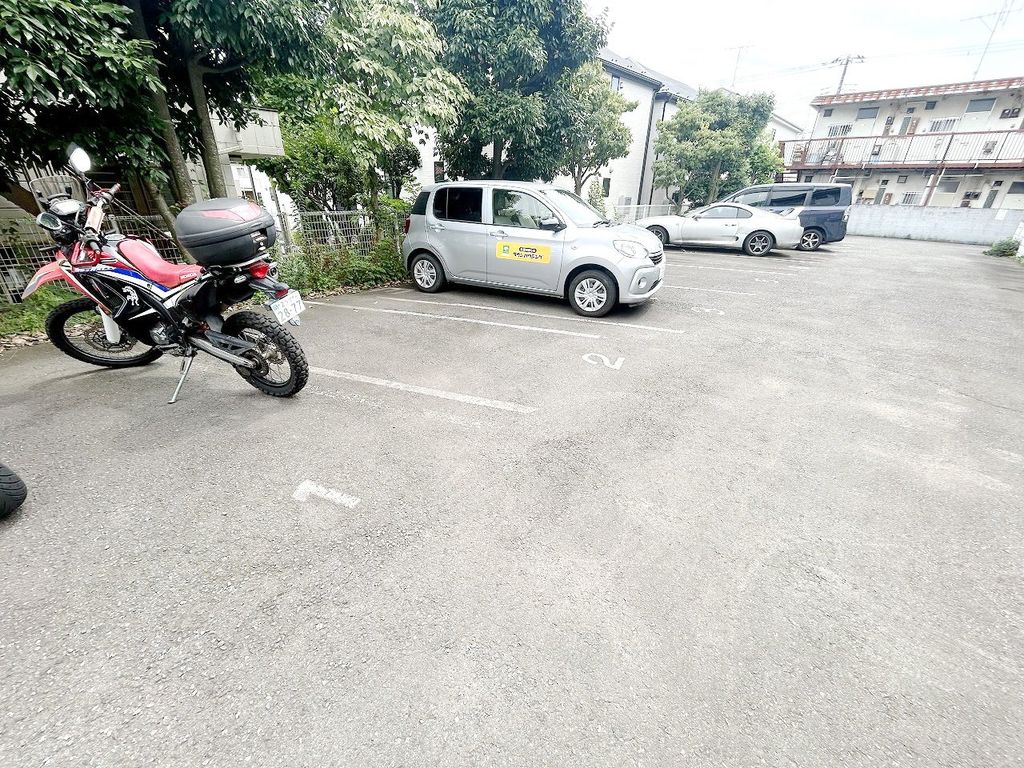 【東久留米市浅間町のアパートの駐車場】