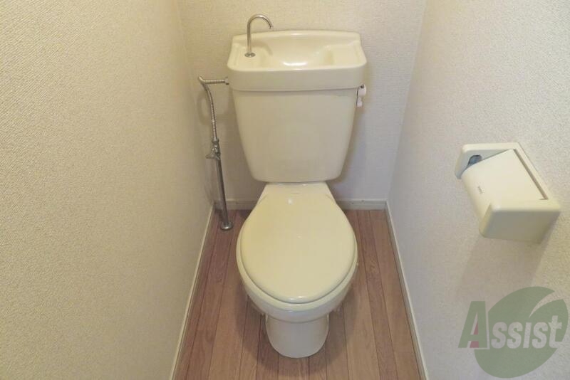 トイレ　トイレは温水洗浄はありませんが広さはイイ感じでした。