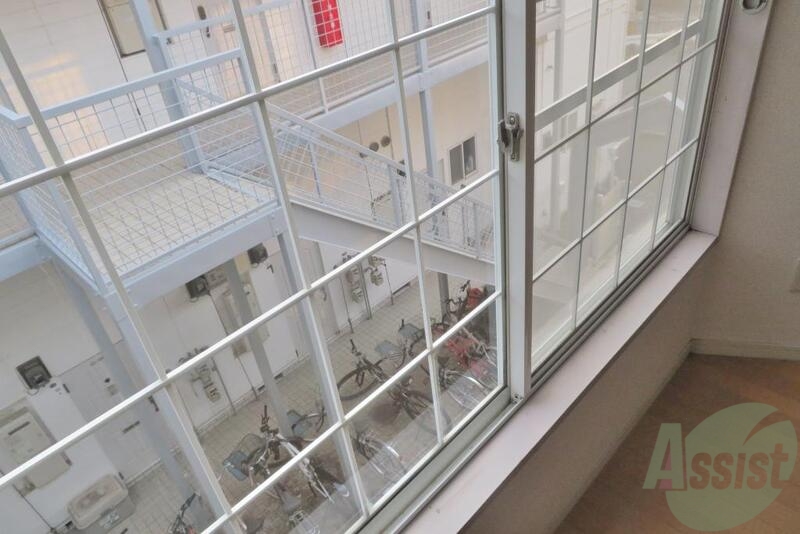 バルコニー　バルコニーはありませんので窓を開ける際はお気をつけて。