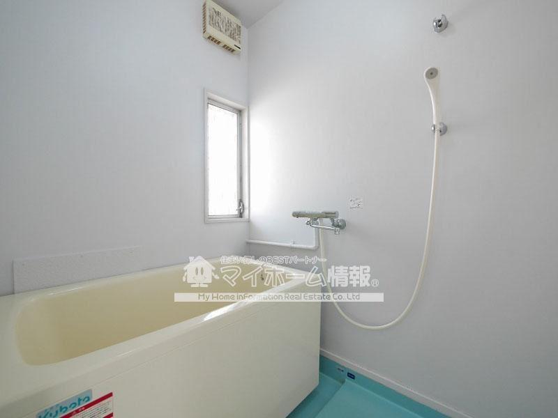 バス・シャワールーム　小窓付きが嬉しいお風呂