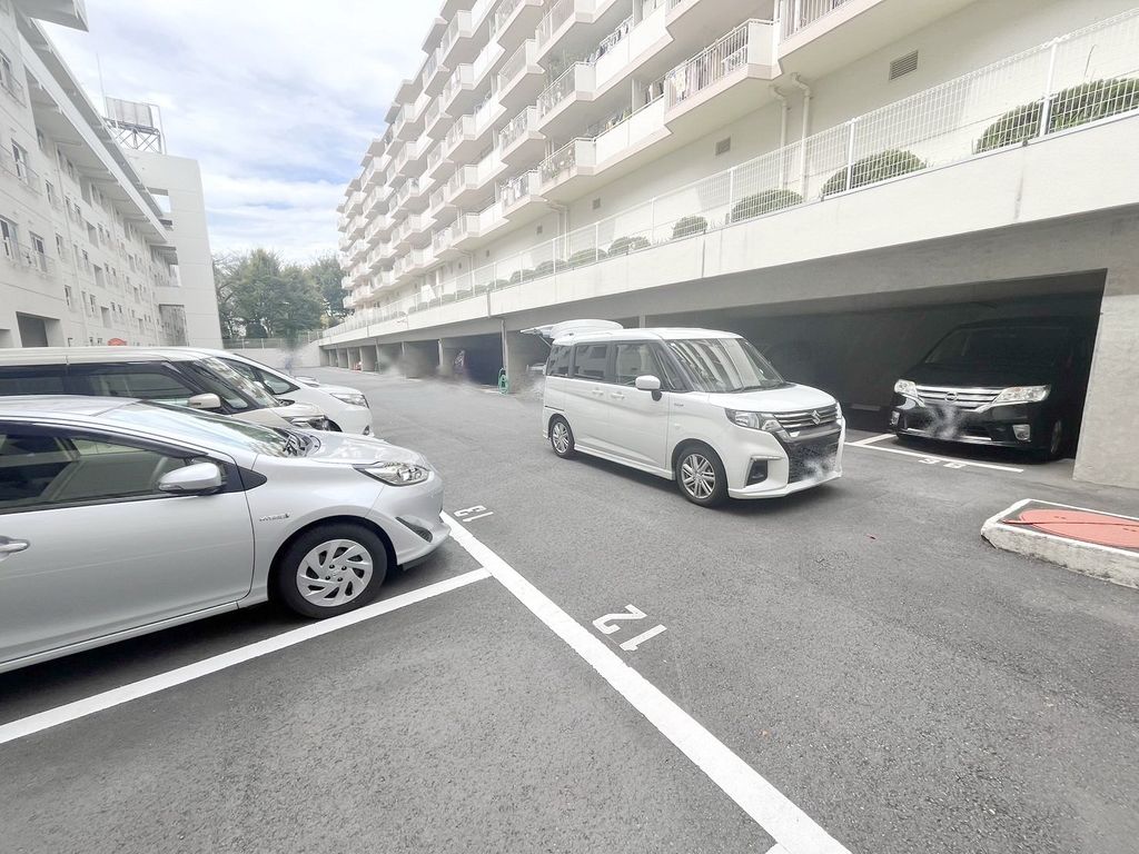 【横浜市青葉区青葉台のマンションの駐車場】