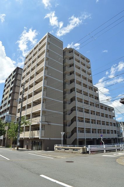 【京都市下京区西七条掛越町のマンションの建物外観】