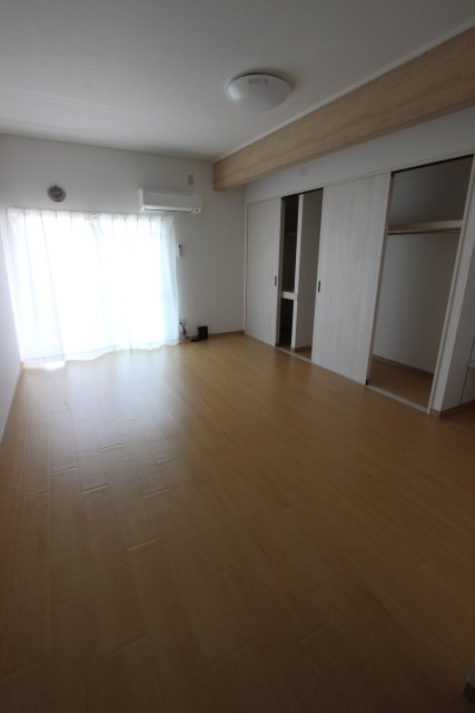 居室・リビング　写真は別部屋のものです。