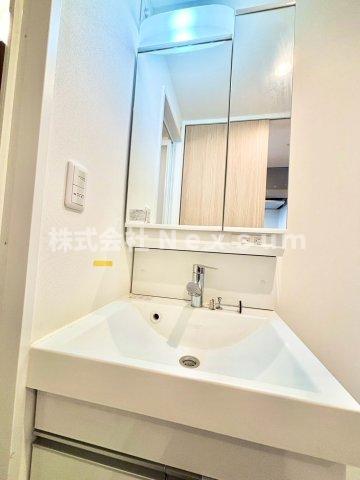 洗面設備　明るい洗面所です