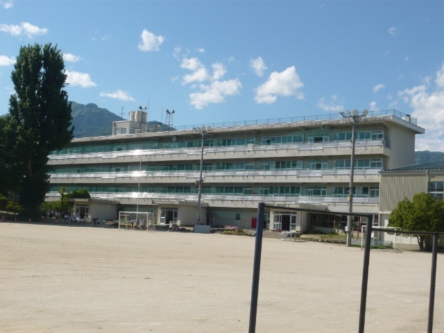 小学校　飯田市立鼎小学校（小学校）まで193m