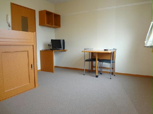 居室・リビング　1Fはフローリング、2Fは絨毯張りです。