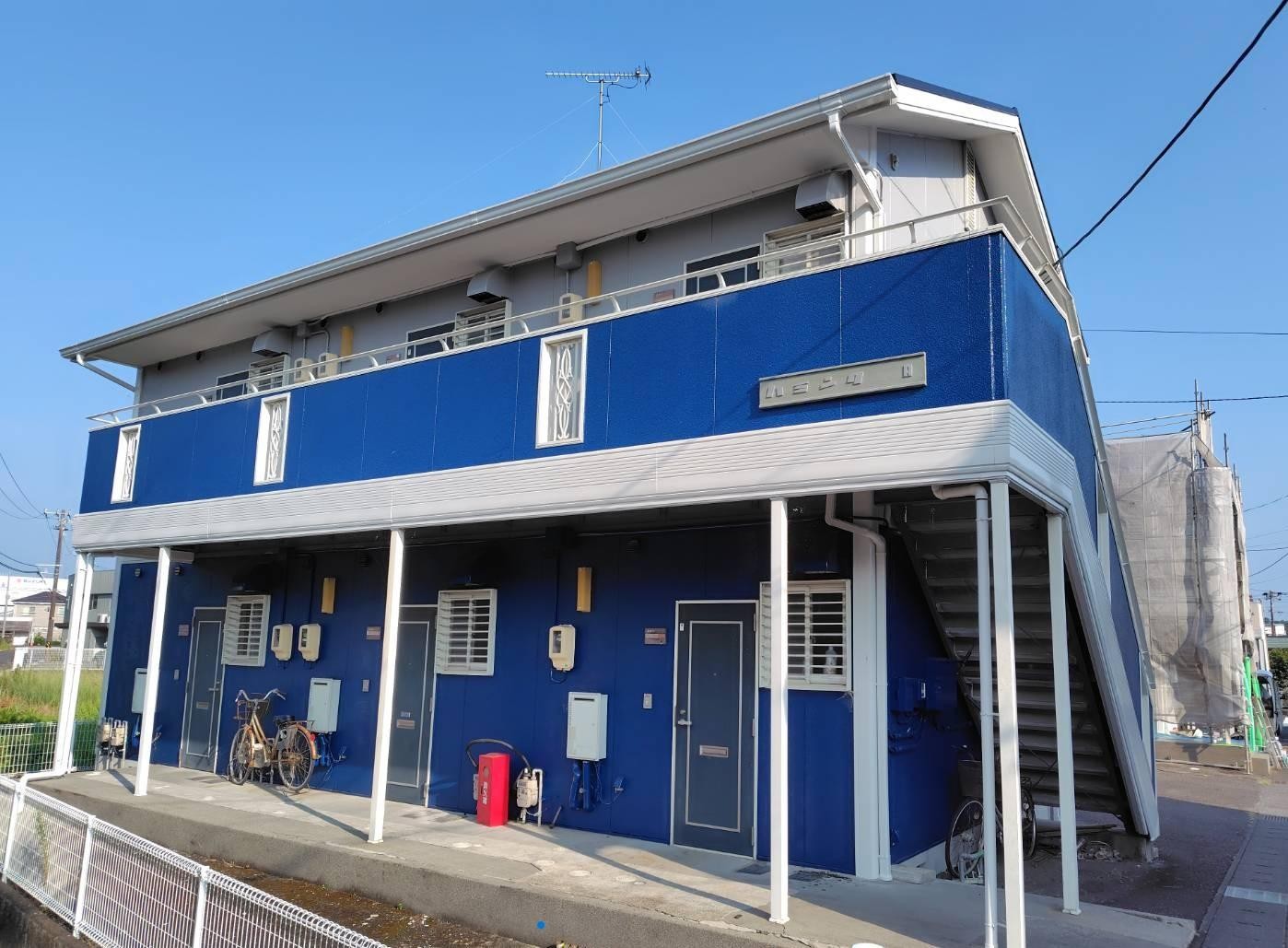 建物外観　A棟外壁塗装済　　B棟外壁塗装中