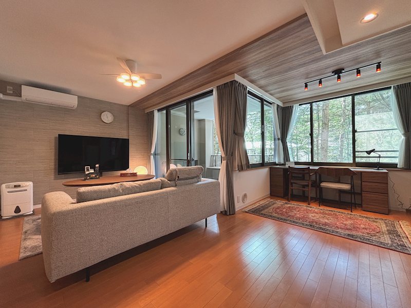 居室・リビング　全体的に洗練された清潔感のあるお部屋。