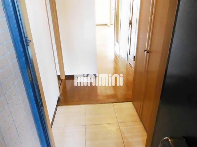 玄関　玄関の眺めです。下駄箱も備え付です。