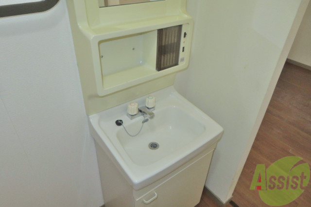 洗面設備　洗面台は独立です。朝の準備も快適に出来ますね。