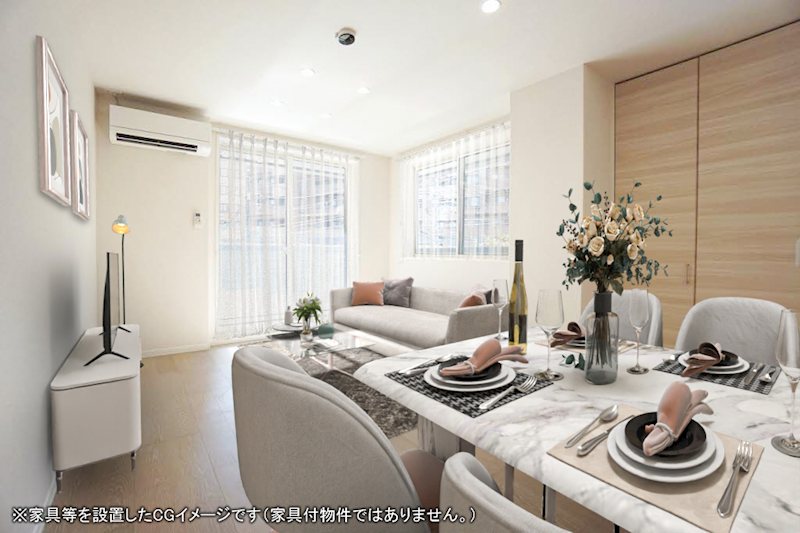 居室・リビング　2面の窓から光が差し込む明るく開放的なリビング。