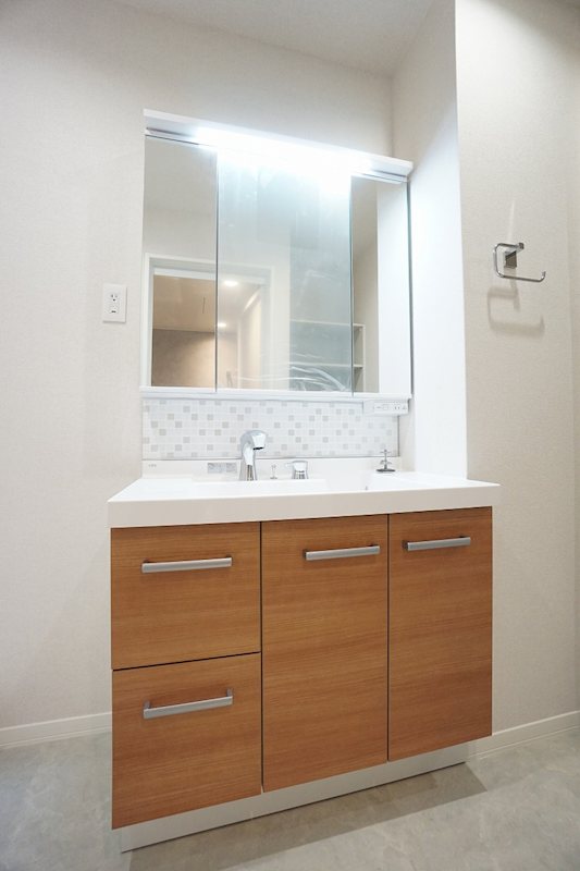 洗面設備　タッチレス水栓を採用、実用性とデザイン性の高い洗面化粧台。