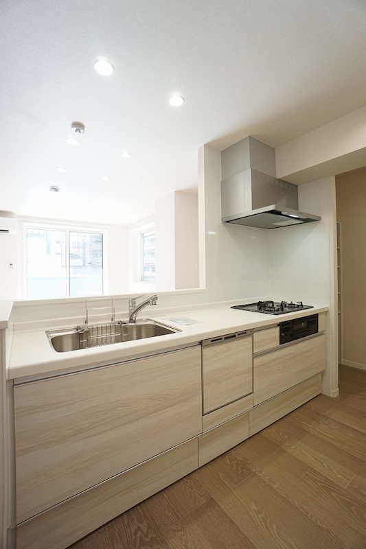 キッチン　吊り棚のないオープンなキッチン。食洗機付なので家事も時短に。