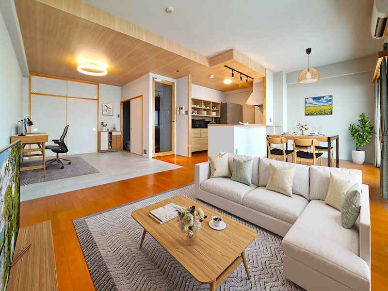 居室・リビング　解放感あるオープン型のキッチンと解放感を引き立てるハイドア