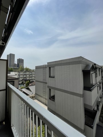 眺望　バルコニーからの眺望は最上階の３階で陽当り眺望良好です♪