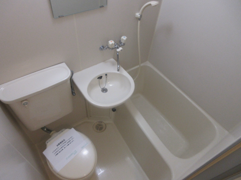 バス・シャワールーム　お風呂とトイレと洗面台です♪