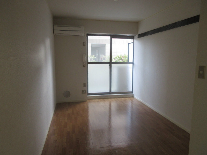 居室・リビング　南西向き最上階３階で陽当り良好のエアコン・収納付き洋室６帖♪