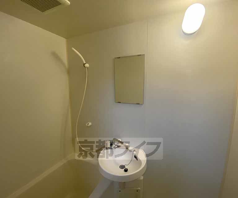 洗面設備　お手入れのしやすい洗面所です。