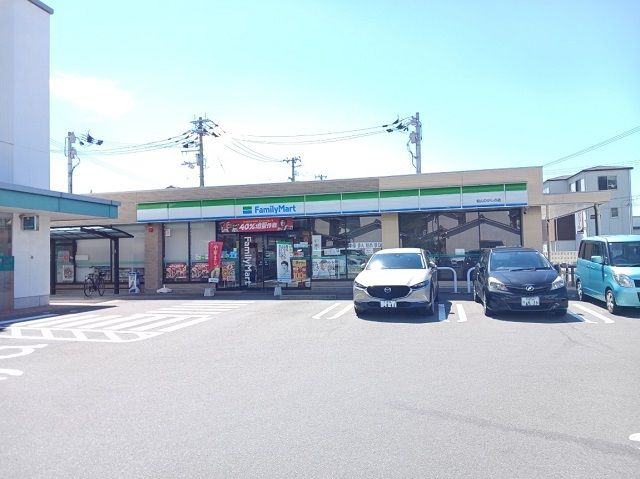 コンビニ　ファミリーマートひがしの店様（コンビニ）まで600m