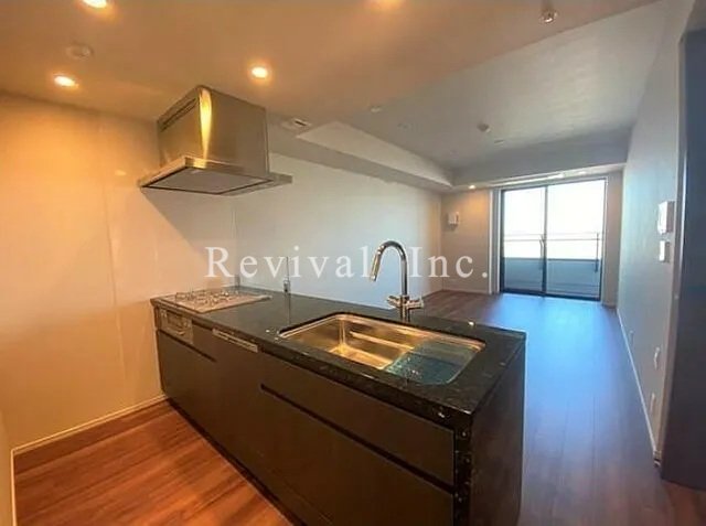 居室・リビング　床暖房完備のリビング空間でございます